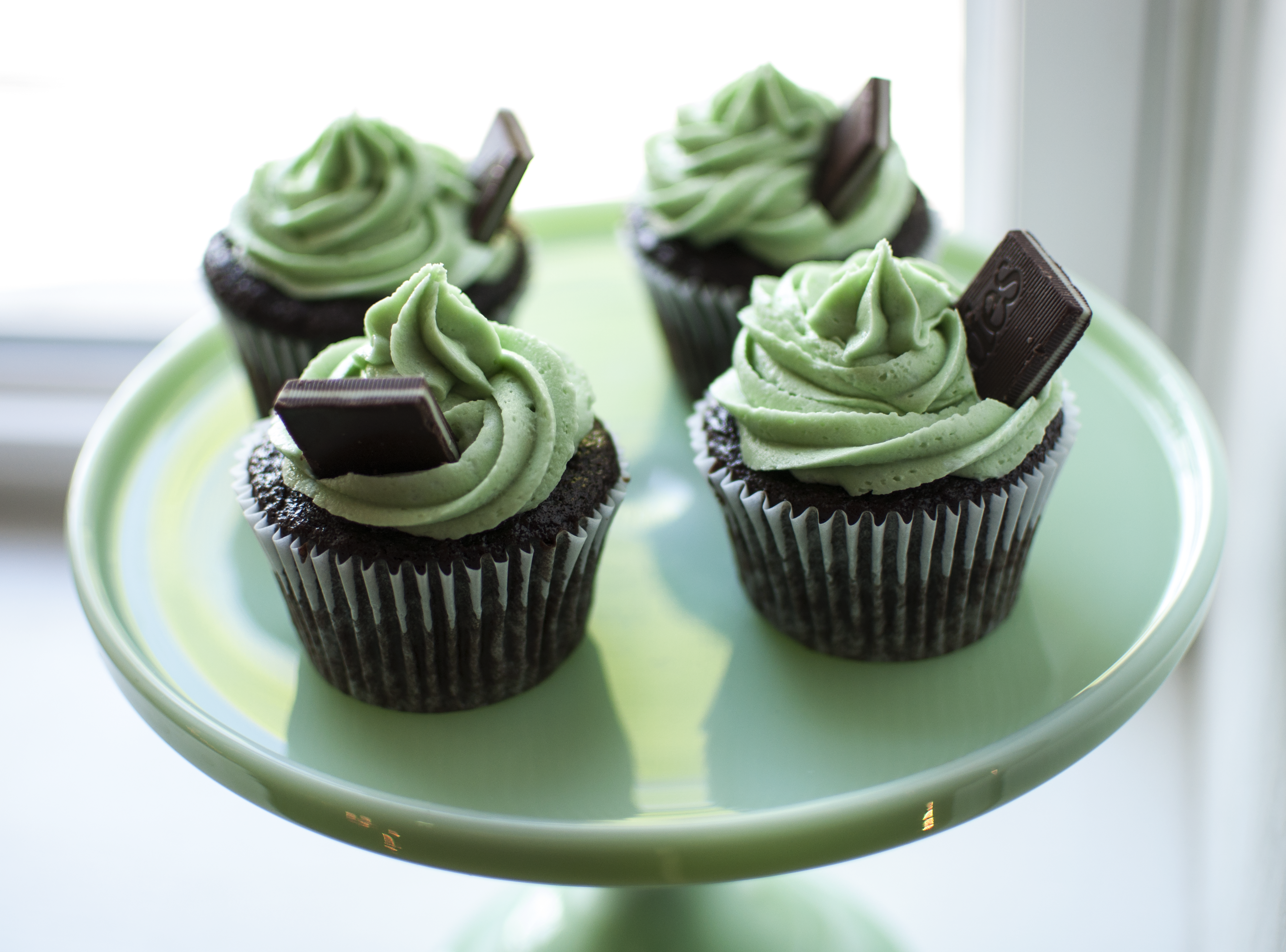 mintchoccupcakesonstand1